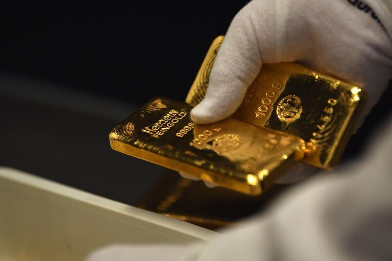 Giá vàng và tỷ giá ngoại tệ ngày 16/5: Vàng duy trì đà tăng, USD tăng 12 đồng