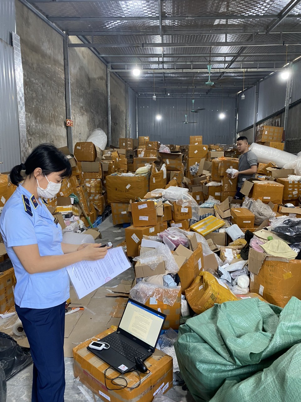 Phát hiện kho chứa hàng chục ngàn sản phẩm mỹ phẩm, đồ gia dụng vi phạm trên địa bàn Hà Nội