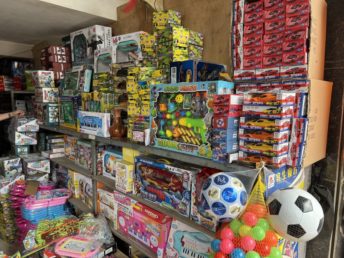 Gần 2.000 sản phẩm đồ chơi trẻ em nhập lậu được bày bán