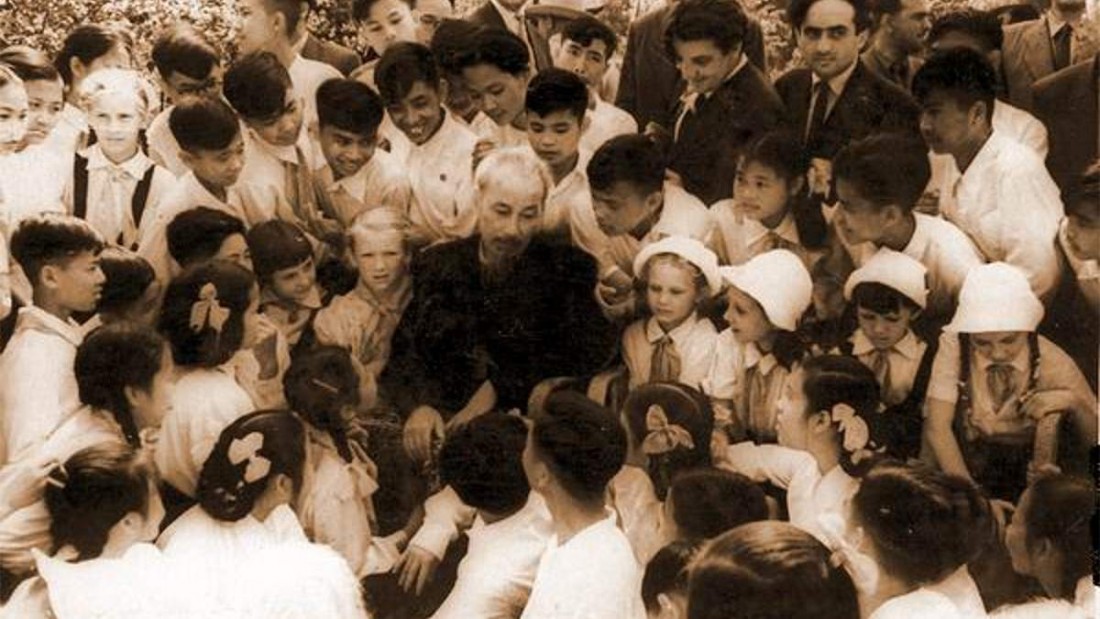 Chủ tịch Hồ Chí Minh với trẻ em Việt Nam và thế giới.