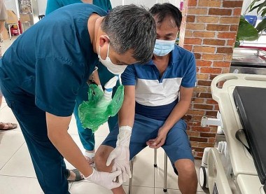 Hưng Yên: Người đàn ông nghi nhiễm hóa chất gây hoại tử thịt sau khi dùng chất tẩy rửa kính