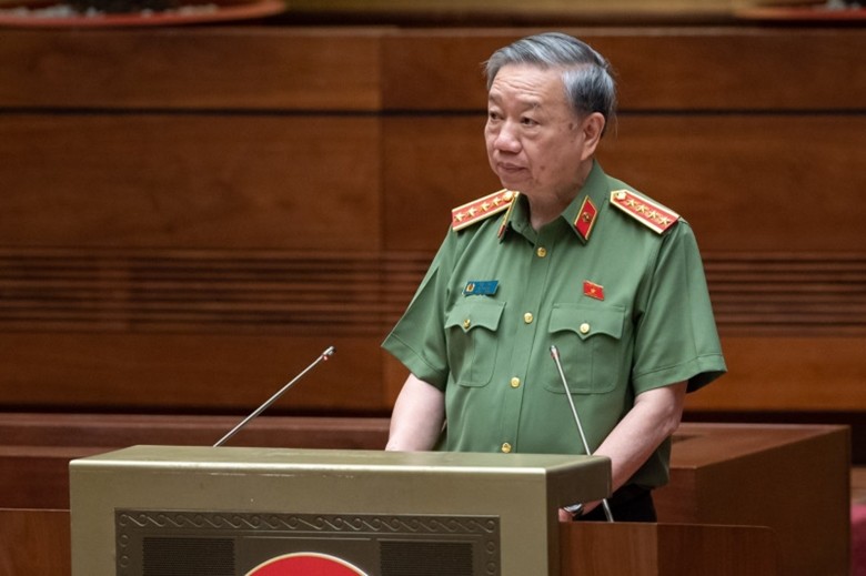  Bộ trưởng Bộ Công an Tô Lâm, thừa ủy quyền Thủ tướng Chính phủ, trình bày tờ trình dự án Luật Căn cước (Ảnh: TL)