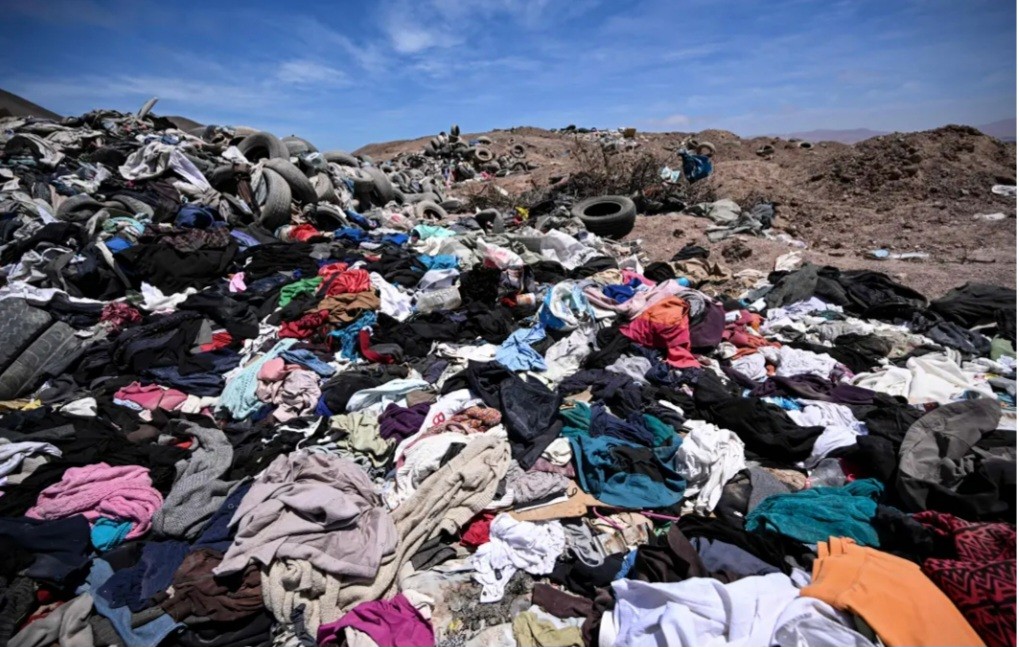 Có thể nhìn thấy những đống quần áo đổ trên sa mạc ở khu vực La Pampa của Alto Hospicio vào ngày 11 tháng 11 năm 2022. Ảnh AFP