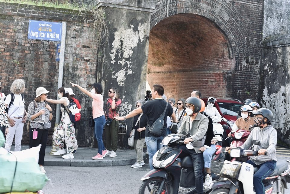 Cửa Thể Nhân – hiện là lối vào gần nhất của du khách khi đi bộ từ bến xe Nguyễn Hoàng vào tham quan khu vực Đại Nội Huế.