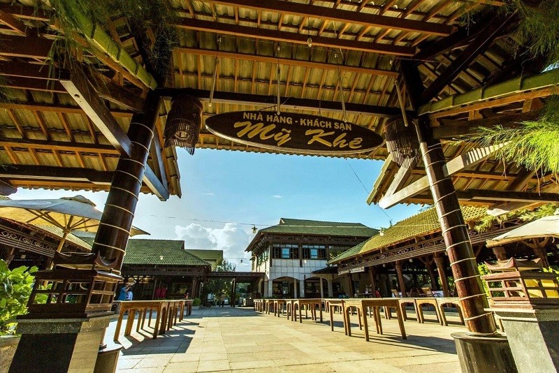 Nhà hàng khách sạn Mỹ Khê nằm bên bờ biển Mỹ Kh, thôn Cổ Luỹ, xã Tịnh Khê, tỉnh Quảng Ngãi.