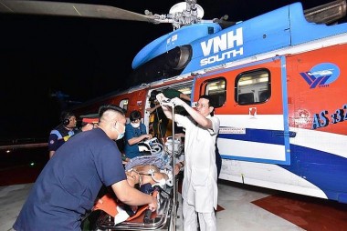Ngư dân bị đột quỵ từ thị trấn Trường Sa được đưa về đất liều điều trị bằng trực thăng