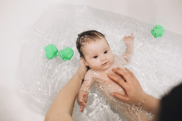 Khi tắm cho trẻ mắc Tay Chân Miệng, cha mẹ nên nhẹ nhàng, không kỳ cọ mạnh. Ảnh minh hoạ)