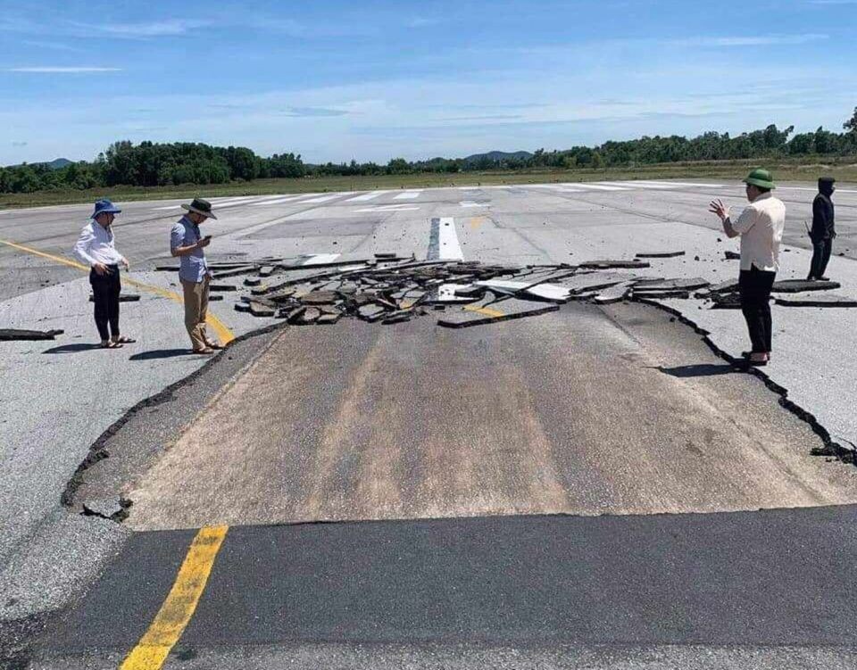 Khu vực đường băng sân bay Vinh bị nứt. Ảnh: Kinh tế Đô thị