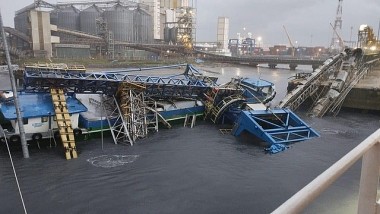 Tàu container gặp nạn do thời tiết xấu làm sập cầu cảng ở Cái Mép - Thị Vải