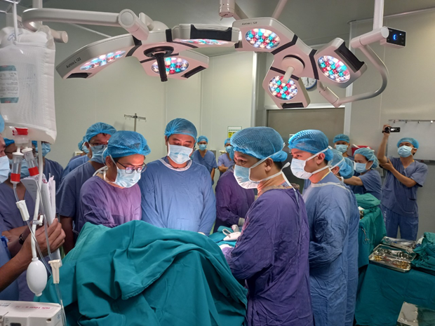 Các y bác sĩ Bệnh viện Việt Đức chuẩn bị lấy tạng hiến của anh T. Ảnh: Vietnam+