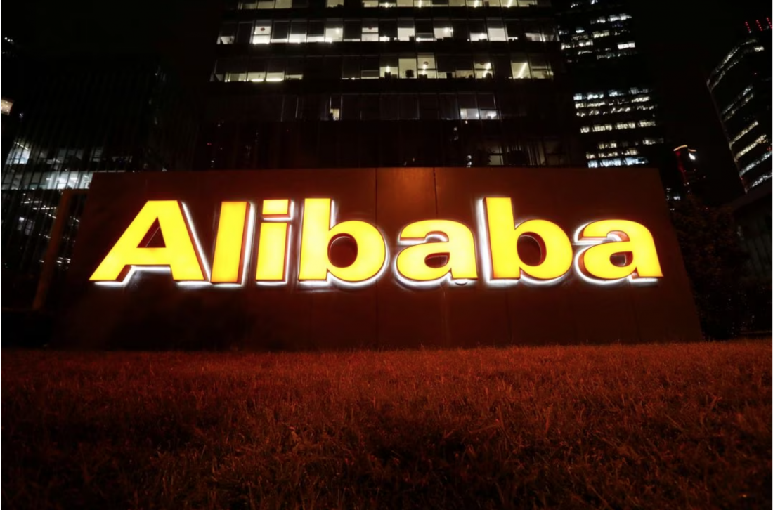 Logo của Tập đoàn Alibaba được thắp sáng tại tòa nhà văn phòng ở Bắc Kinh, Trung Quốc ngày 9 tháng 8 năm 2021. REUTERS/Tingshu Wang