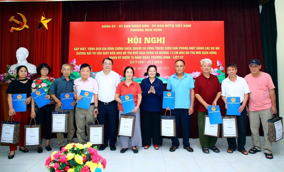 Lãnh đạo phường Dịch Vọng và đại diện Tiểu ban di tích đình chùa Hà tặng quà cho các gia đình chính sách nằm trong diện giải phóng mặt bằng.