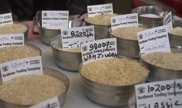 Gạo Việt Nam tăng giá sau lệnh cấm xuất khẩu của Ấn Độ, một nước láng giềng lo lắng