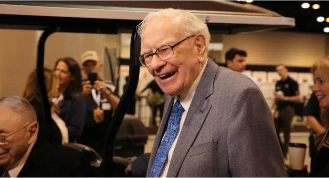 Warren Buffett tham quan khu đất tại Đại hội đồng cổ đông thường niên của Berkshire Hathaway ở Omaha Nebraska. David A. Ảnh Grogan | CNBC