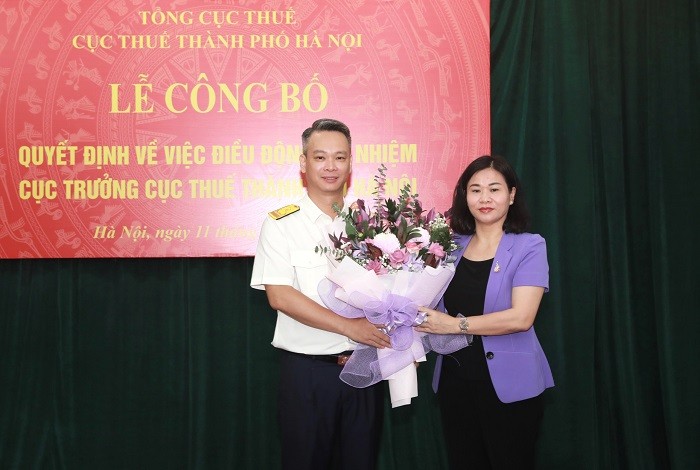 Phó Bí thư Thường trực Thành ủy Nguyễn Thị Tuyến tặng hoa chúc mừng tân Cục trưởng Cục Thuế thành phố Hà Nội Vũ Mạnh Cường