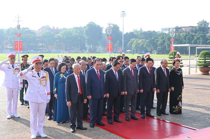 Đoàn lãnh đạo Đảng và Nhà nước viếng Lăng Chủ tịch Hồ Chí Minh