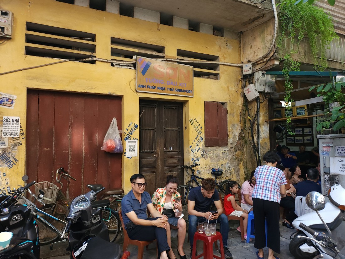 Quán cà phê trong khu phố cổ và những vị khách nhâm nhi ly cà phê sớm trong ngày nghỉ lễ. Ảnh Hoàng Minh
