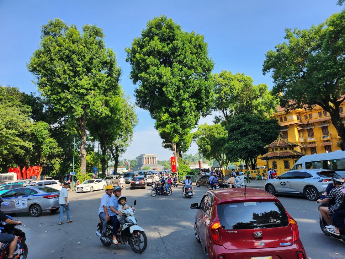 Dòng người nối dài đổ về khu vực quảng trường Ba đình viếng Lăng Chủ tịch Hồ Chí Minh từ sáng sớm. Ảnh Hoàng Minh