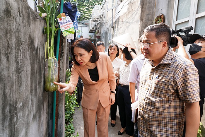 Phó Chủ tịch UBND Thành phố Vũ Thu Hà kiểm tra thực tế công tác phòng, chống dịch SXH tại phường Định Công