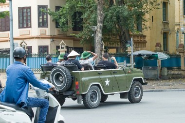 Kiểm tra, xử lý xe UAZ chở khách du lịch phổ cổ Hà Nội: 'Đừng bắt cóc bỏ đĩa'