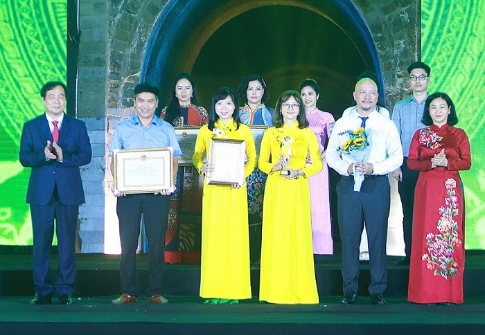 Phó Trưởng ban Tuyên giáo TƯ Phan Xuân Thủy và Phó Bí thư Thường trực Thành ủy Hà Nội Nguyễn Thị Tuyến trao Giải A cho nhóm tác giả Báo Hànộimới