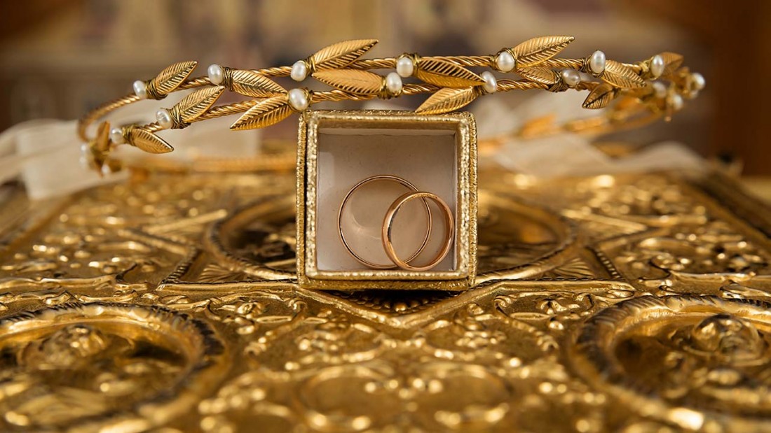 Tại Ấn Độ, chênh lệch giá mua vào và bán ra của vàng đạt mức cao nhất trong 17 tháng, khi các nhà kim hoàn tích trữ vàng thô để chuẩn bị cho hoạt động chế tác trang sức trước mùa lễ hội mua sắm lớn nhất năm vào tháng 12/2023.