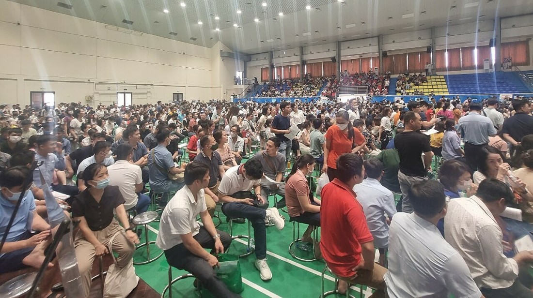 Sáng 20-5, tại nhà thi đấu quận Cầu Giấy, hơn 1.300 người đã tham gia bốc thăm mua 149 căn hộ tại dự án nhà ở xã hội NHS Trung Văn, quận Nam Từ Liêm, TP Hà Nội.