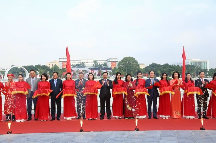 Các đồng chí lãnh đạo Thành phố, quận Long Biên cắt băng khánh thành Công viên Long Biên