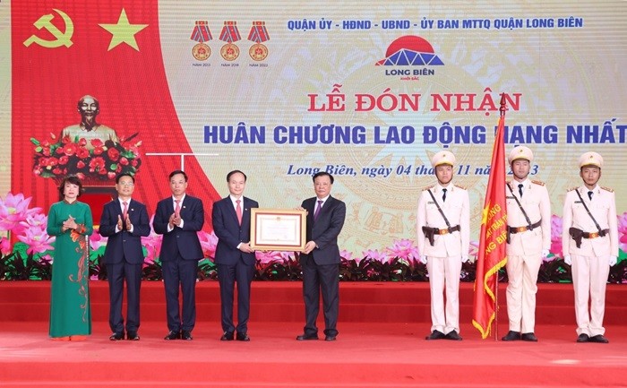 Thừa ủy quyền của Chủ tịch nước, Bí thư Thành ủy Đinh Tiến Dũng trao Huân chương Lao động hạng Nhất cho Đảng bộ, chính quyền và nhân dân Long Biên
