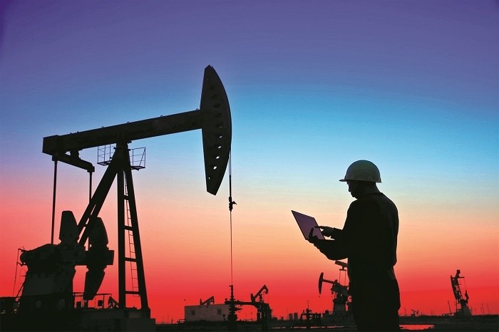 Giá dầu giảm mạnh trong bối cảnh triển vọng kinh tế toàn cầu suy yếu và nhu cầu chậm lại.