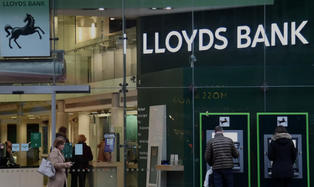 Anh: Lloyds Bank có thể  phải cắt giảm 2.500 việc làm