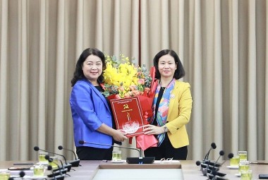 Phó Bí thư Thường trực Thành ủy Nguyễn Thị Tuyến trao quyết định công tác cán bộ tại Liên đoàn Lao động Thành phố