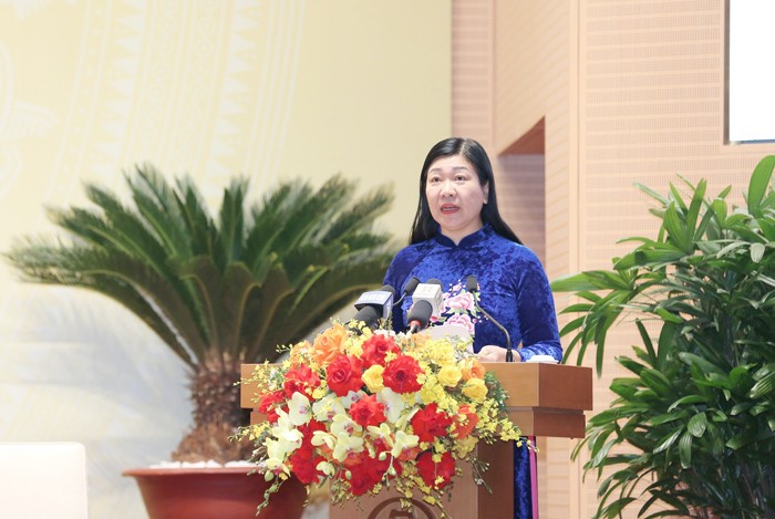 Chủ tịch Ủy ban MTTQ Việt Nam Thành phố Nguyễn Lan Hương trình bày báo cáo tại Kỳ họp