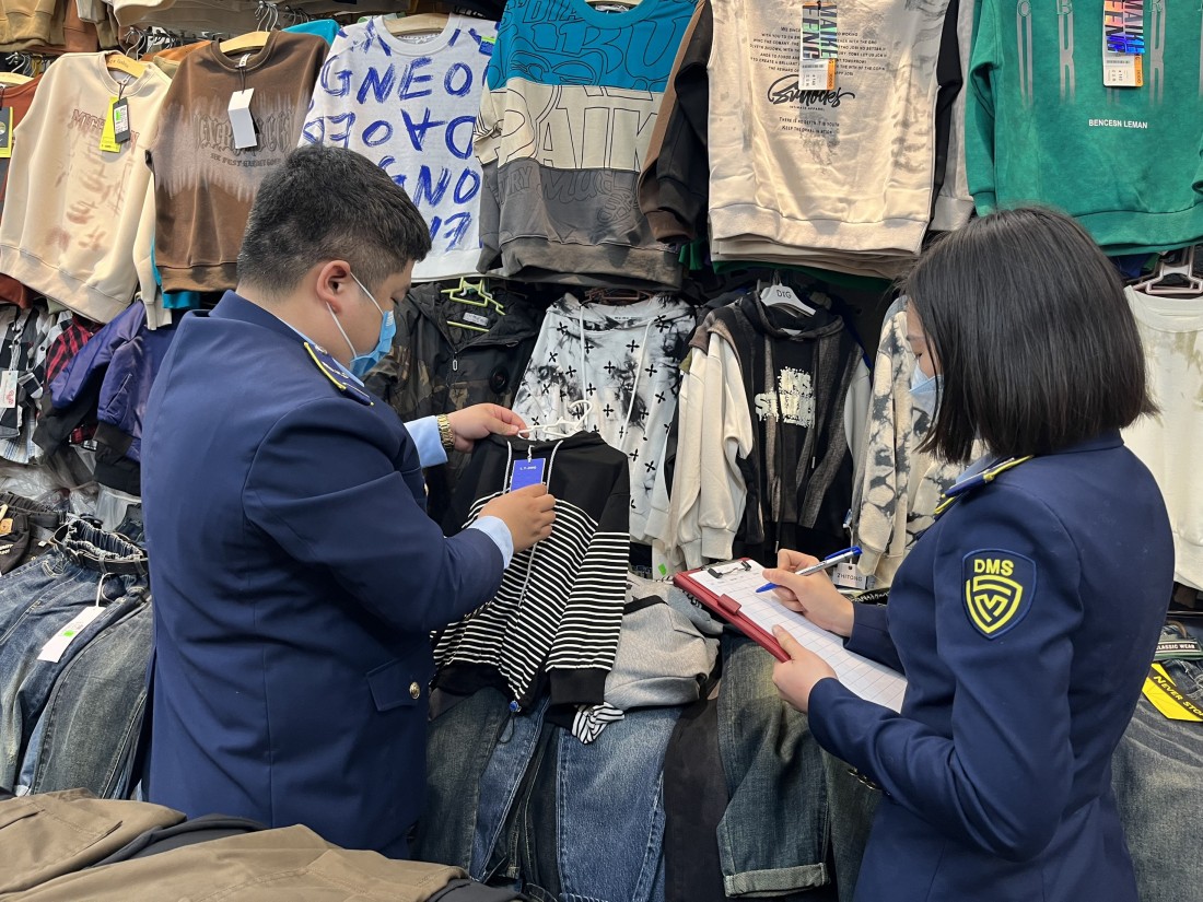 Hà Nội: Thu giữ hàng nghìn sản phẩm tại chợ Ninh Hiệp - tụ điểm nóng về hàng giả