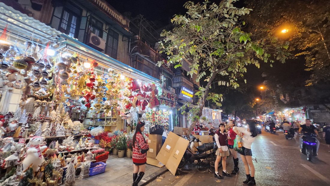 Sắc màu lễ hội Giáng sinh 2023 phủ kín con phố Hàng Mã hút giới trẻ check-in