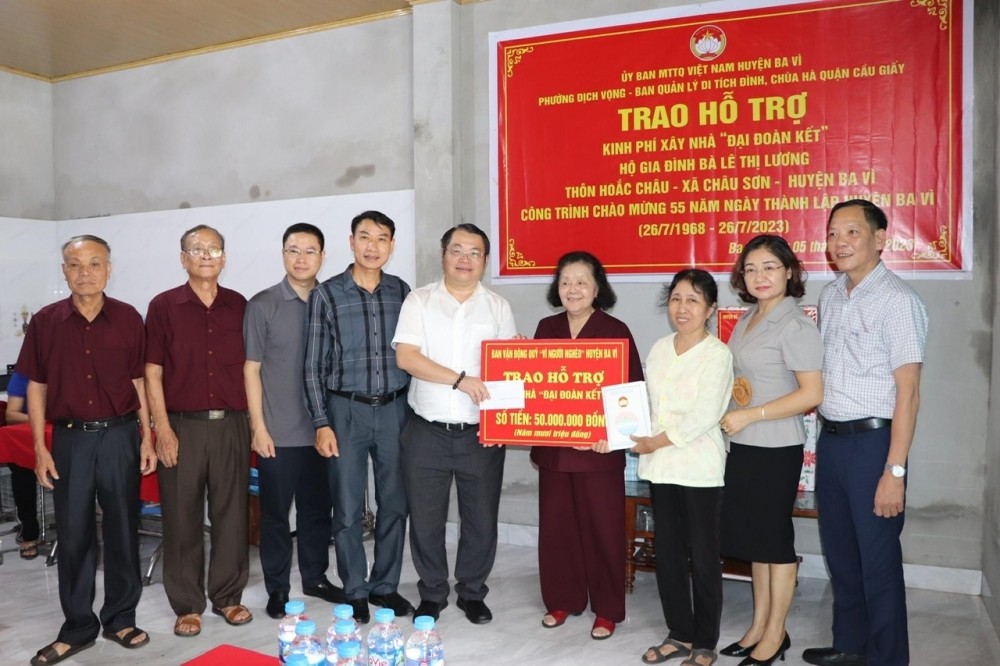 UBND phường Dịch Vọng, Tiểu ban Quản lý di tích Đình Chùa Hà trao kinh phí hỗ trợ nâng cấp nhà đại đoàn kết cho hộ nghèo huyện Ba Vì