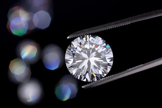 Giá của một viên kim cương 'phòng thí nghiệm' rẻ hơn 5 lần so với một viên kim cương tự nhiên