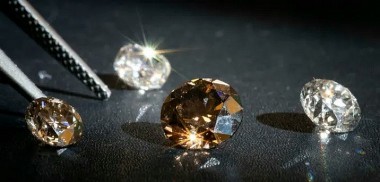 Giá của một viên kim cương 'phòng thí nghiệm' rẻ hơn 5 lần so với một viên kim cương tự nhiên