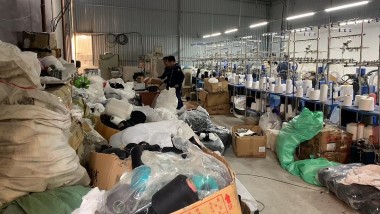 Đông Anh (Hà Nội): Phát hiện xưởng sản xuất bít tất giả mạo nhãn hiệu quy mô lớn