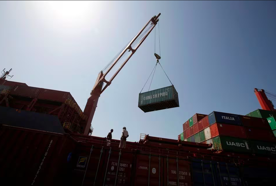 Giá cước vận tải container tăng vọt do căng thẳng leo thang ở Biển Đỏ, lo ngại lạm phát toàn cầu mới
