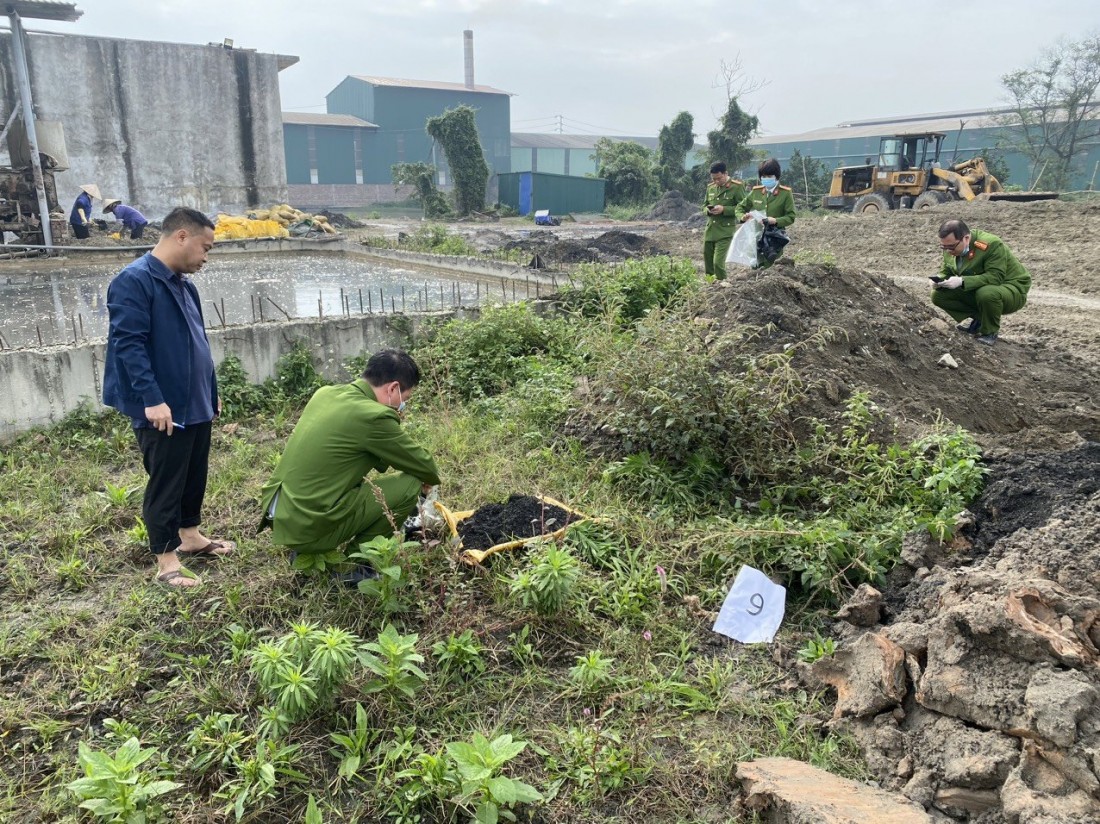 Lực lượng chức năng tiến hành lấy mẫu xét nghiệm khu vực đổ trộm chất thải trên diện tích thuộc Công ty Phú Lâm.