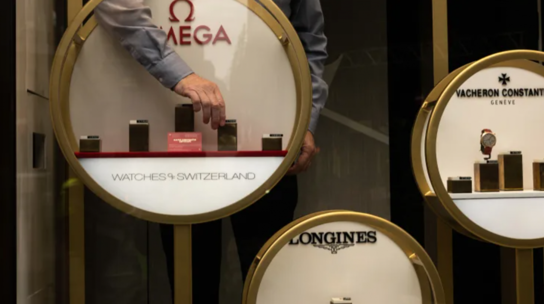 Một nhân viên sắp xếp trưng bày đồng hồ Omega SA trong cửa sổ cửa hàng của Tập đoàn Đồng hồ Thụy Sĩ Plc trên Phố Regent ở London, Vương quốc Anh, vào thứ Tư, ngày 30 tháng 8 năm 2023. Một trong những nhà đầu tư lớn nhất của Tập đoàn Đồng hồ Thụy Sĩ đã cắt cổ phần của mình nhà bán lẻ đồng hồ niêm yết ở Anh chưa đầy 24 giờ sau khi Rolex SA quyết định mua đối thủ, Bucherer AG. Nhiếp ảnh gia: Jose Sarmento Matos/Bloomberg qua Getty Images Bloomberg | Bloomberg 