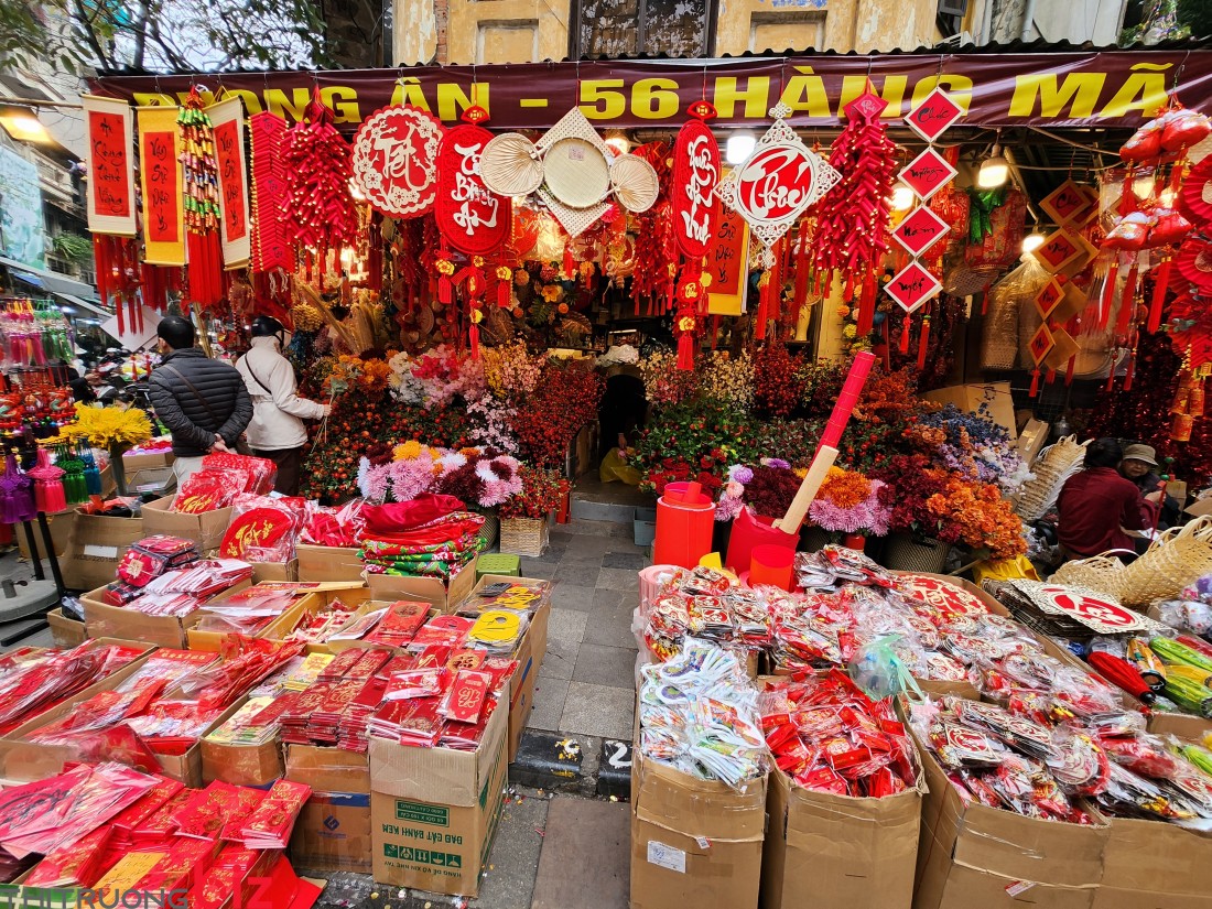 Chợ Tết phố cổ Hà Nội rộn ràng hương sắc mùa xuân