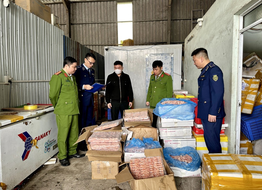 Thái Nguyên: Ngăn chặn hơn 500kg chân gà nhập lậu