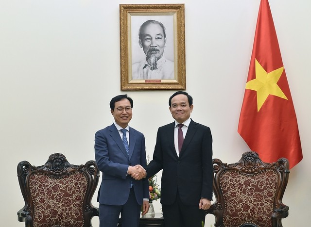 Phó Thủ tướng Trần Lưu Quang và Tổng Giám đốc Tổ hợp Samsung Việt Nam Choi Joo Ho - Ảnh: VGP/Hải Minh