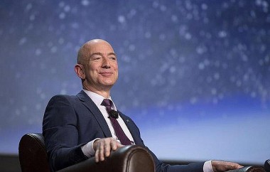 Tỷ phú Jeff Bezos kiếm bao nhiêu tiền trong năm qua để soán ngôi Elon Musk trở thành người giàu nhất thế giới?