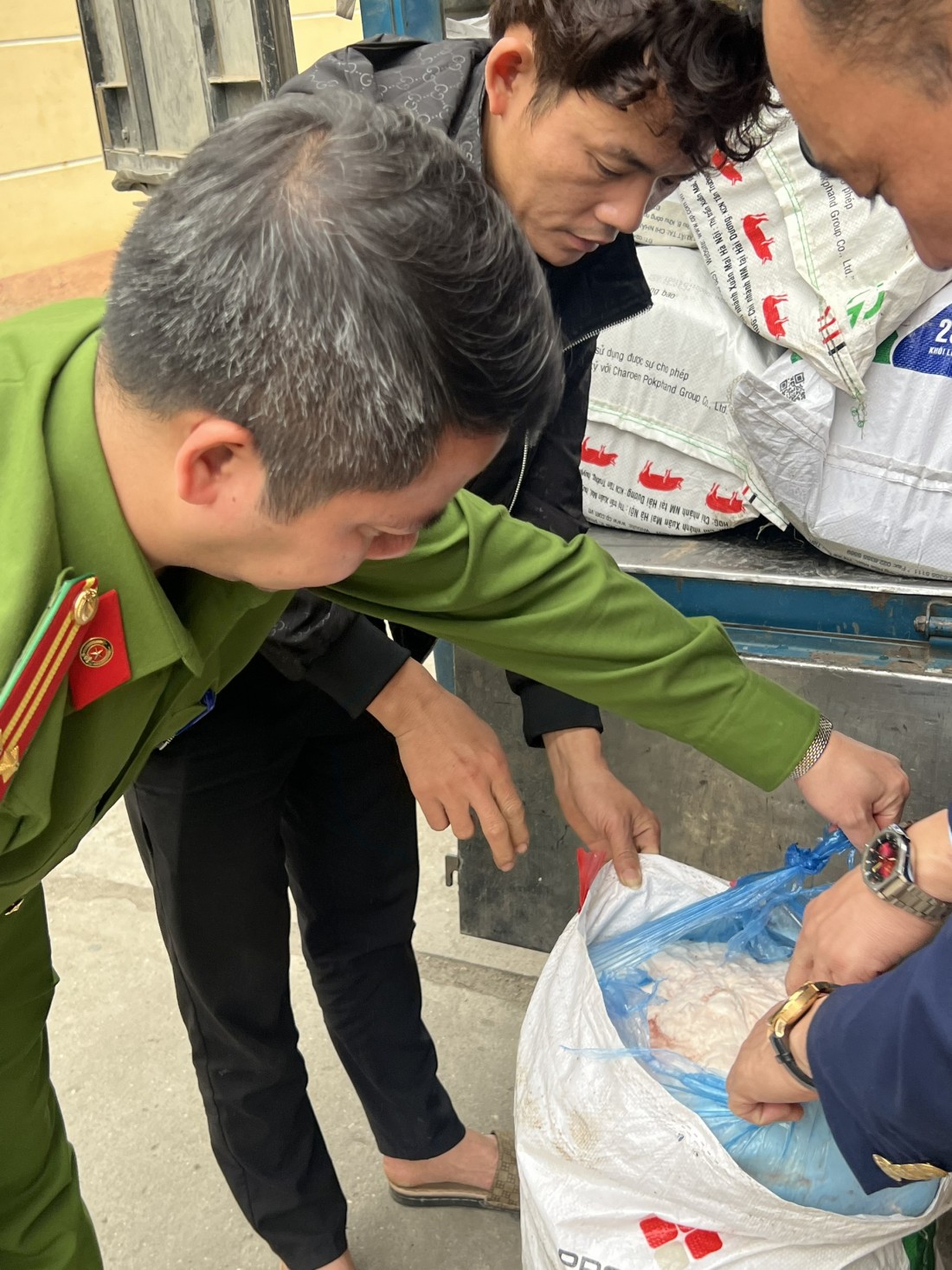 Tuyên Quang: Thu giữ 1,4 tấn mỡ lợn không rõ nguồn gốc đang trên xe tải vận chuyển
