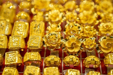 Giá vàng 'rơi tự do' nhà đầu tư tuột tay gần 1,5 triệu đồng/lượng