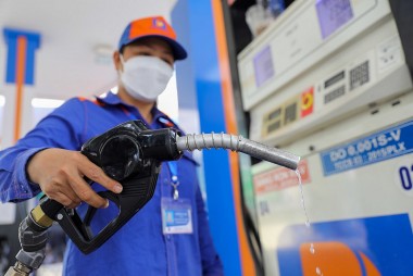 Bộ Công Thương tiếp tục đề xuất để doanh nghiệp đầu mối quyết định giá bán xăng dầu