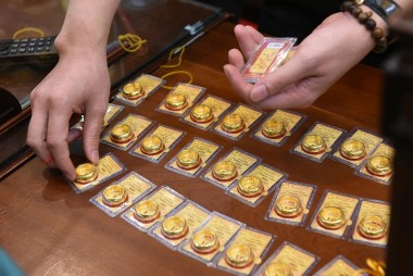 Giá vàng đảo chiều giảm, vàng nhẫn 'âm thầm' tạo sóng hướng về mốc 78 triệu đồng